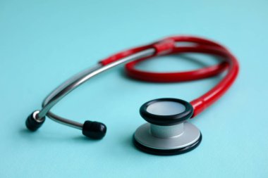 Mavi modern arka planda kırmızı doktor steteskobu