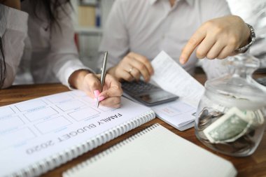 Erkek ve kadın gelir topluyor.