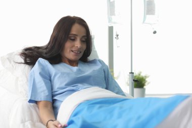 Klinikteki hasta kadın.