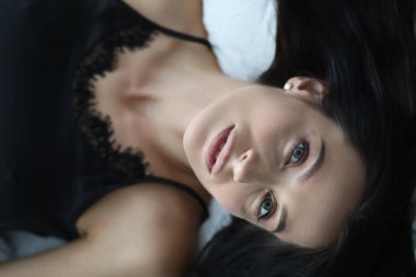 Yatak odasında düşünceli bir kadın.