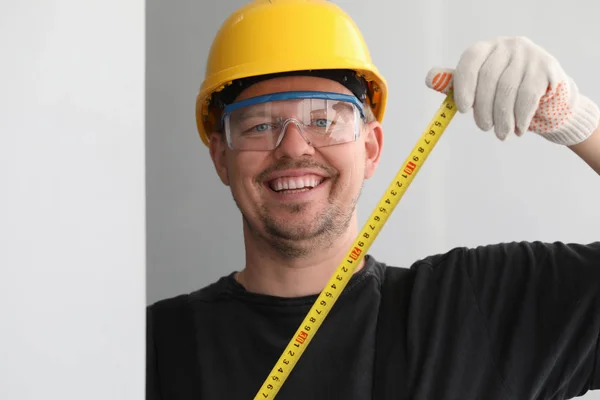 Engenheiro profissional inteligente no trabalho — Fotografia de Stock