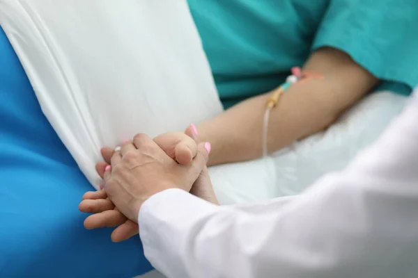 Nurse wishing speedy recovery — Stock Photo, Image