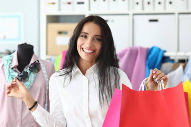 Şık sergi salonunda hoş bir bayan.