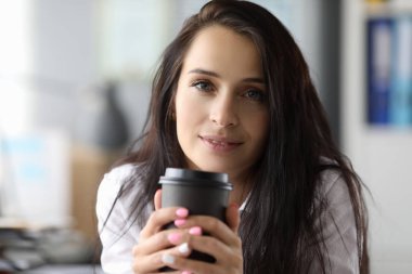 Dalgın bayan içecekle ısınıyor.