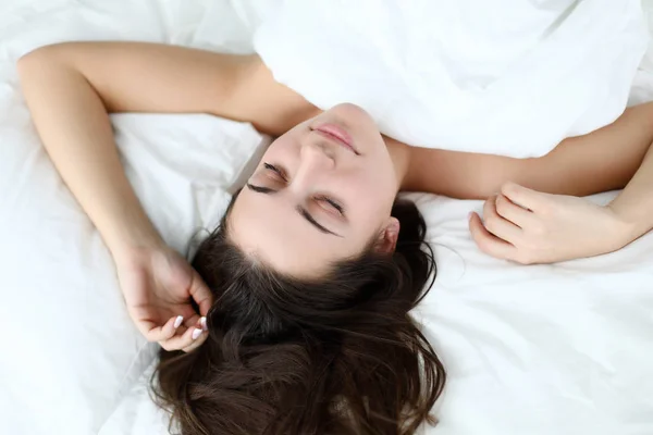 Giovane donna caucasica bellezza dormire sul letto bianco — Foto Stock