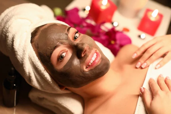 Beaty kobieta stosuje maskę czekoladową w salonie spa — Zdjęcie stockowe