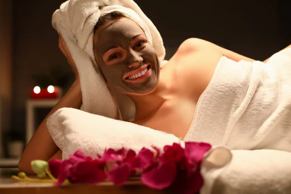 Beaty femme appliqué masque de chocolat dans le salon de spa — Photo