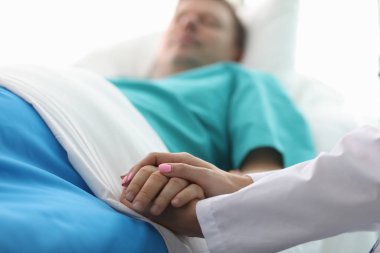 Sağlık çalışanı sempati ve şefkat gösteriyor.