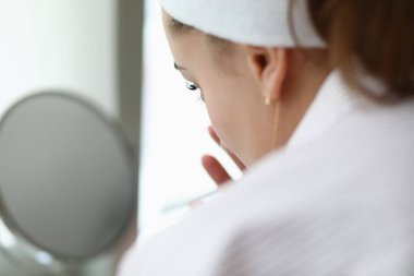 Kadın ev yapımı kaplıca çikolata maskesi