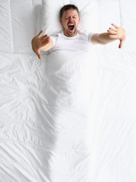 Jeune femme de beauté caucasienne dormant sur lit blanc — Photo