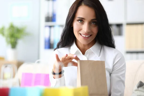 Bella signora in possesso di pacchetto di carta — Foto Stock