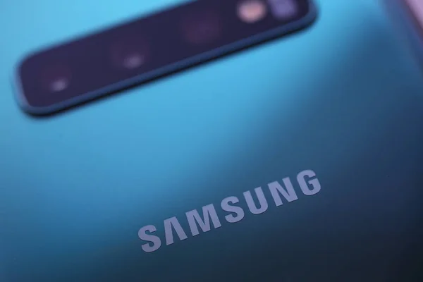 Smartphone samsung galaxy s 10 aquamarine — Stock Photo, Image