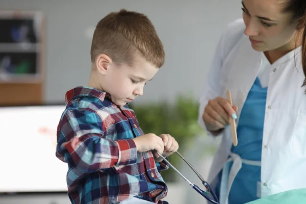 Little kid in family doctor office — 스톡 사진