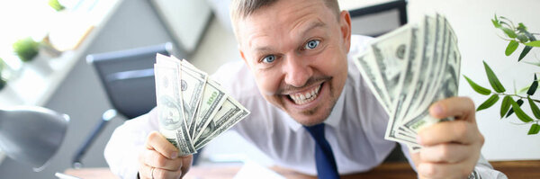 Красивый улыбающийся взрослый кавказский бизнесмен держит
