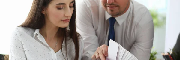 Lavoratori artistici in ufficio insieme — Foto Stock