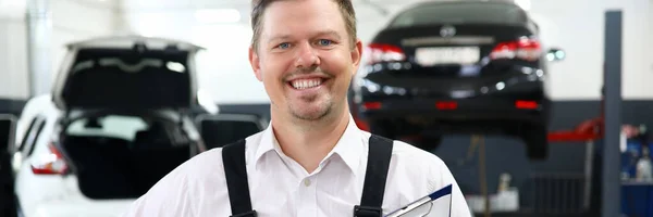 Sorrindo homem trabalhador reparação carro serviço retrato . — Fotografia de Stock