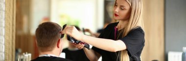 Elektrikli Jilet ile Blonde Kuaför Tıraş Man