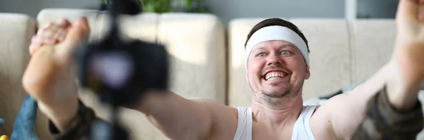 Happy Man tallennus liikunta jalat kamerassa — kuvapankkivalokuva