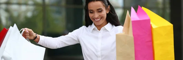 Modelo feliz em blusa branca — Fotografia de Stock