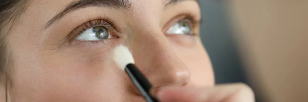 Visagiste professionelles Make-up Frau Gesichtsbehandlung — Stockfoto