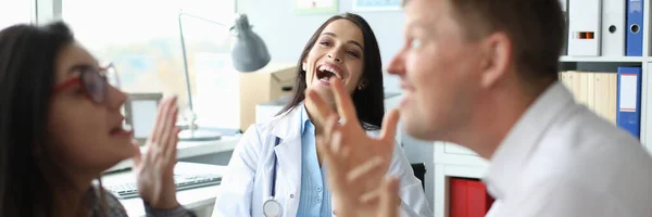 Médecin psychologue rit au bureau à des problèmes faciles — Photo