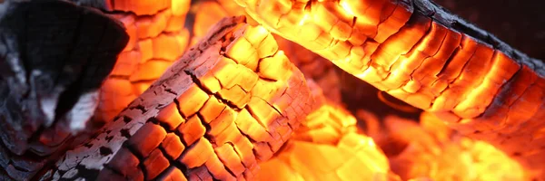 Madera dura brillante y chimenea de leña — Foto de Stock