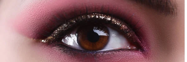 Make-up eye of young attracted woman beauty portrait — Stok Foto