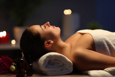 Güzel genç bir kadın kaplıcada vakit geçiriyor.