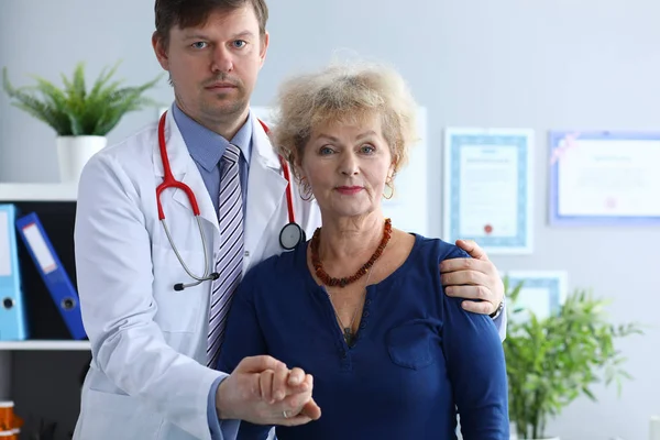 Врач стоит с пациенткой в больнице — стоковое фото