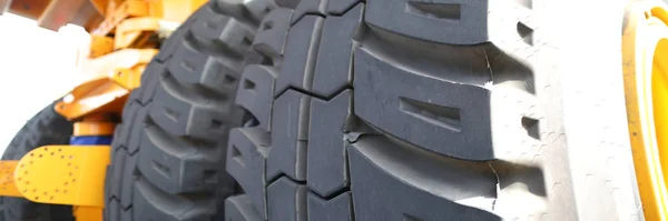 Enormes ruedas traseras de camión volquete en ángulo inusual —  Fotos de Stock