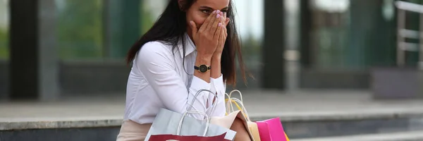 Wanita manis menutupi wajah dengan tangan — Stok Foto