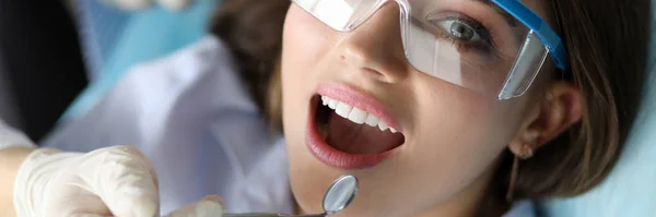 Молодая улыбающаяся красавица на портрете стоматолога — стоковое фото