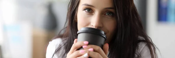 Mulher segurar moog papel preto com café — Fotografia de Stock