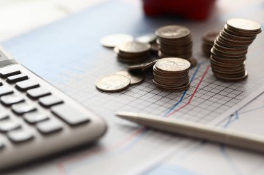 Masada gümüş kalem ve hesap makinesi