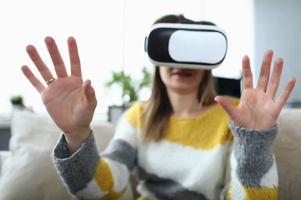 Gamer em óculos VR — Fotografia de Stock