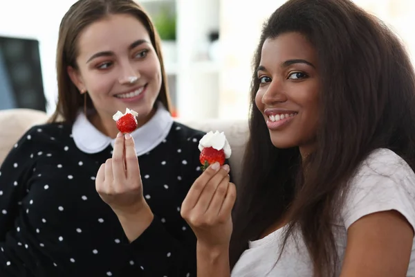Vrienden hebben plezier samen en eten dessert — Stockfoto