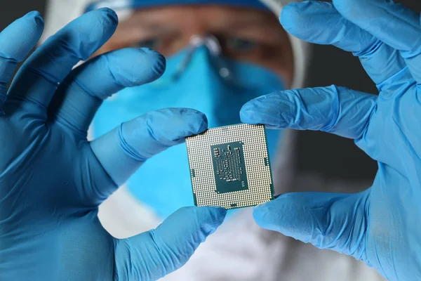 Крупный план компьютерного микрочипа в руках мужчин — стоковое фото