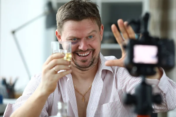 Részeg férfi rendező whiskey-t iszik. — Stock Fotó