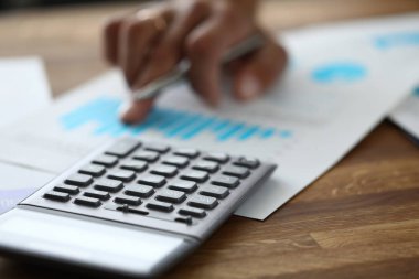 Hesap makinesi kullanan finansör