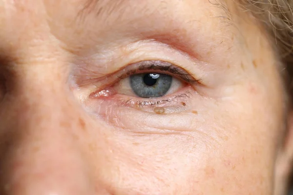 女性の青灰色の目 — ストック写真