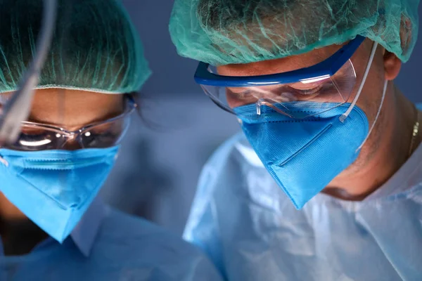 Médicos haciendo cirugía — Foto de Stock