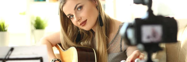 Guitarrista Feminina Gravação Musical Video Blog — Fotografia de Stock