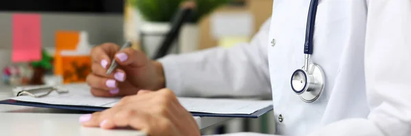 GP prescripción remedio sentado en la mesa de trabajo —  Fotos de Stock