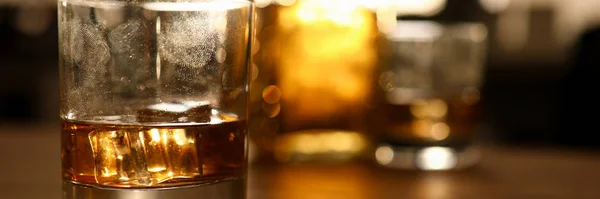 Impronta digitale su vetro con supporti di whisky in legno — Foto Stock