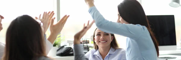 Grupo de gente de negocios celebración en la oficina victoria —  Fotos de Stock