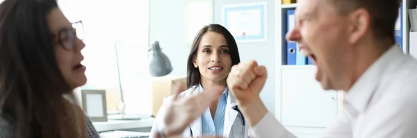 Psicoterapeuta no escritório fazer conselhos para a família jovem — Fotografia de Stock