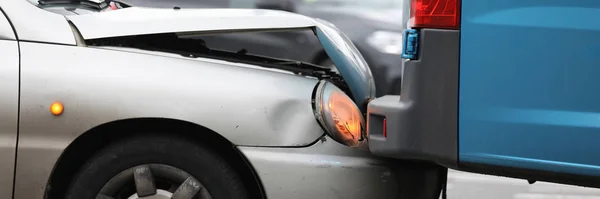 Conceito de seguro automóvel. Dois danos de carro na estrada — Fotografia de Stock