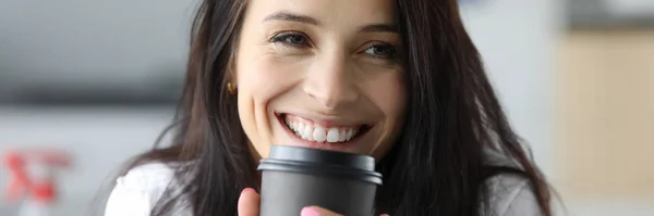 Donna sorridente tenere nero moog carta con — Foto Stock