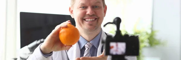 Homem sorridente com fruta — Fotografia de Stock