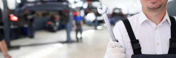 Engenheiro masculino sorridente — Fotografia de Stock